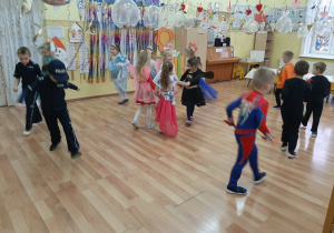 Dzieci swobodnie tańczą do muzyki rozrywkowej